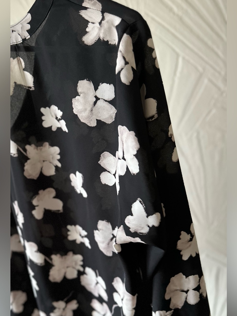 Simply Vera Vera Wang Black and White Floral Wrap Top - Picture 5 of 7